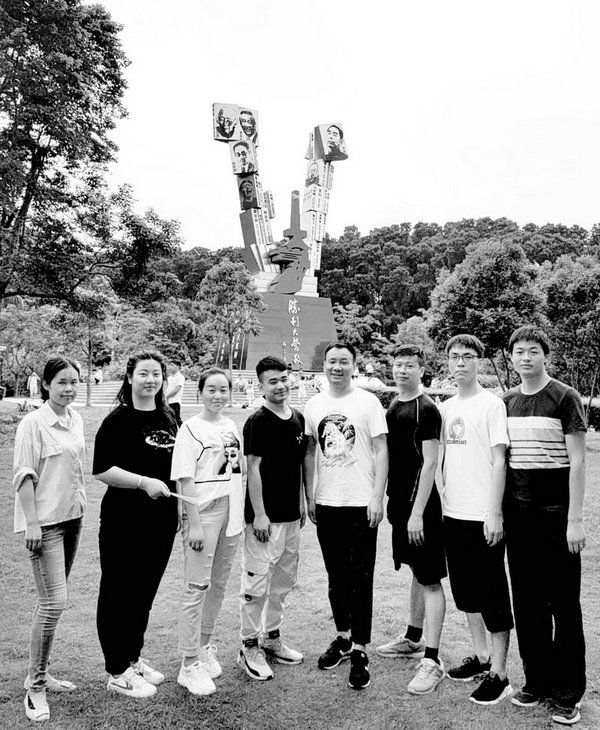 背后的五個大字是：勝利大營救?。?！戰(zhàn)到未來，笑到未來。